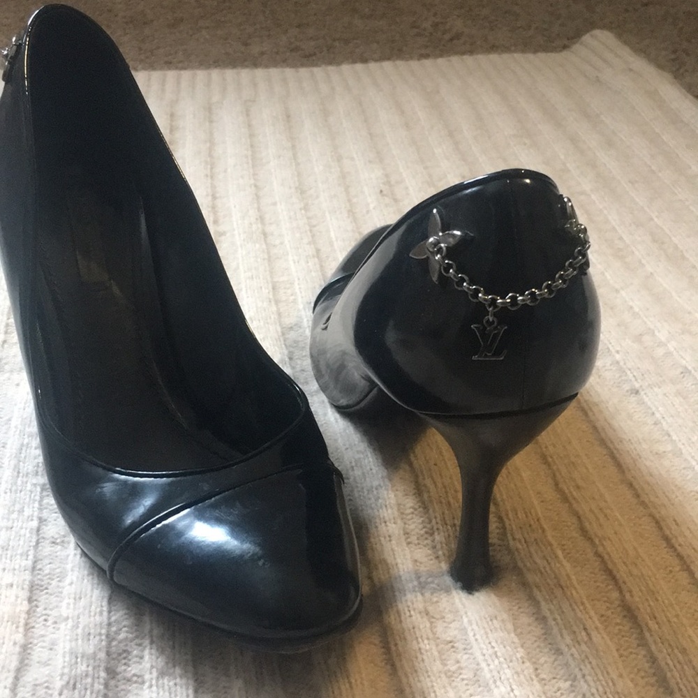 Classic Louis Vuitton pumps in Black